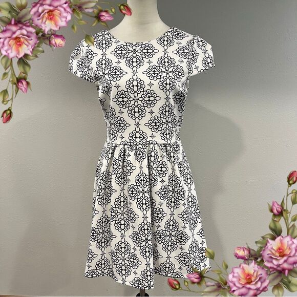 B.Darling Black and White Floral short sleeve mini Dress size small - Picture 1 of 11